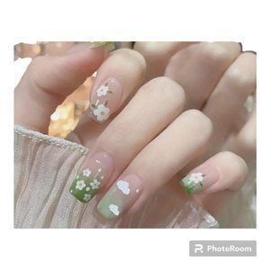 24 Pc Short Square" Daisy's in the Green Grass" Press on Nails Set